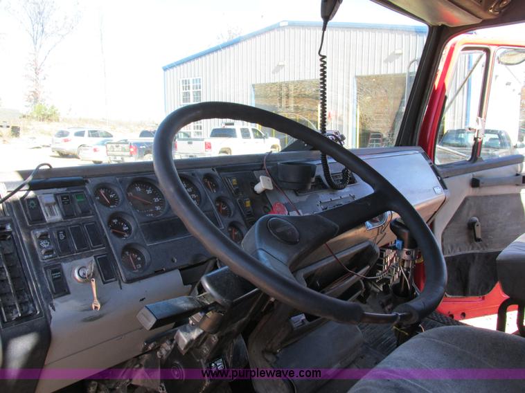 image for item AW9864 1999 Freightliner FL112 dump truck