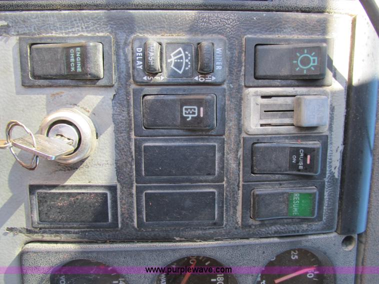 image for item AW9864 1999 Freightliner FL112 dump truck