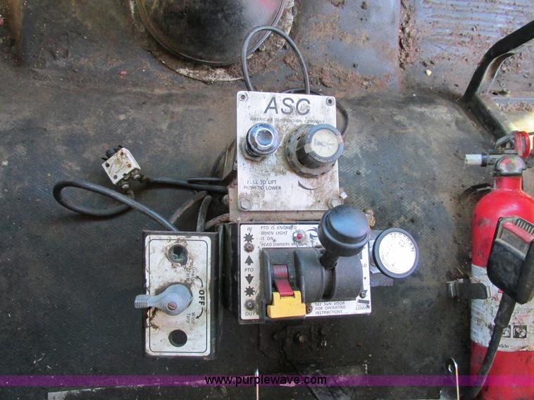 image for item AW9864 1999 Freightliner FL112 dump truck