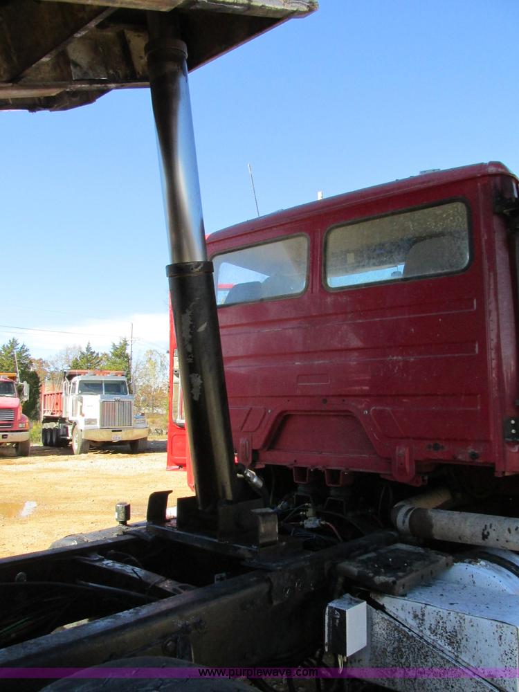 image for item AW9864 1999 Freightliner FL112 dump truck