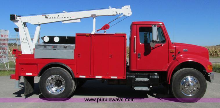 image for item AW9890 2001 International 4900 service truck with crane