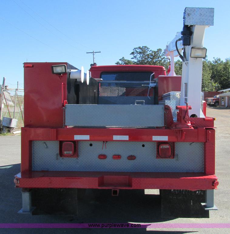 image for item AW9890 2001 International 4900 service truck with crane