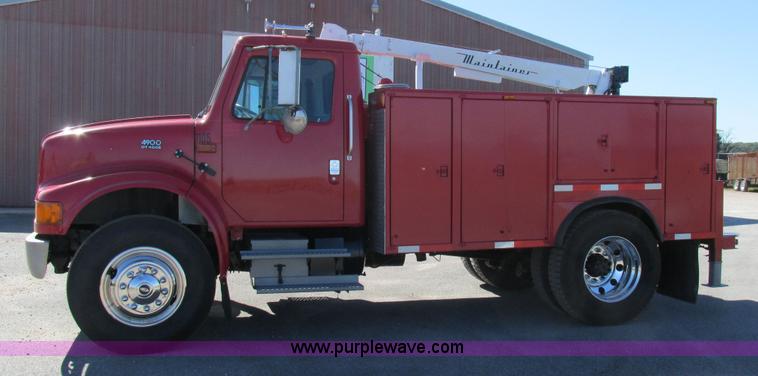 image for item AW9890 2001 International 4900 service truck with crane