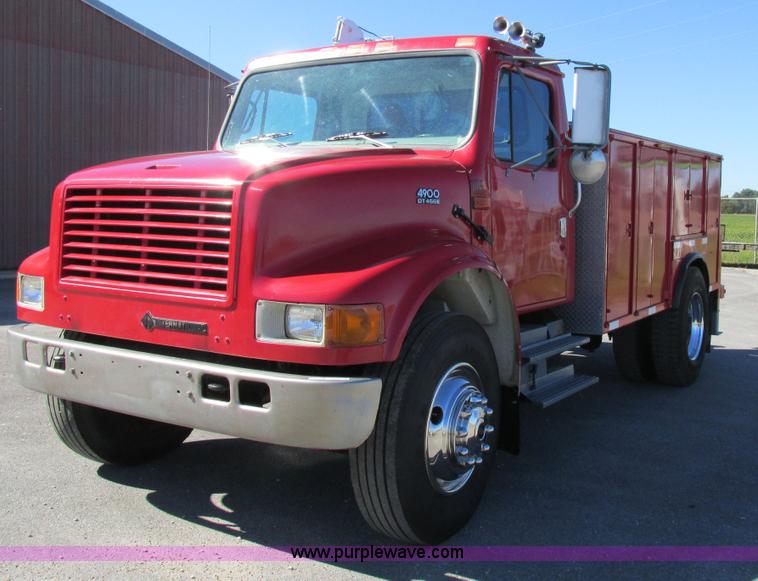 image for item AW9890 2001 International 4900 service truck with crane