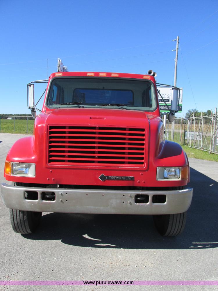 image for item AW9890 2001 International 4900 service truck with crane