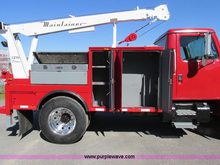 image for item AW9890 2001 International 4900 service truck with crane