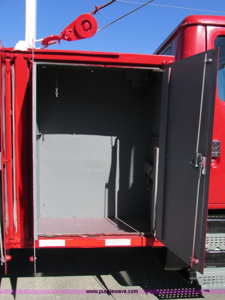 image for item AW9890 2001 International 4900 service truck with crane