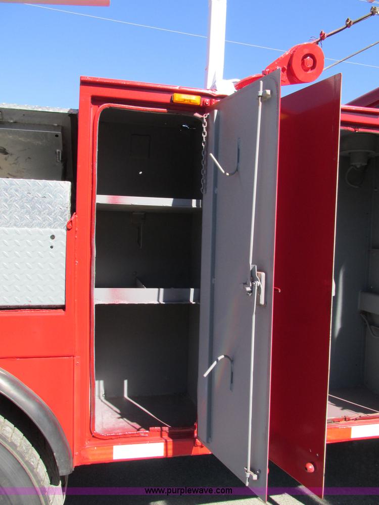 image for item AW9890 2001 International 4900 service truck with crane