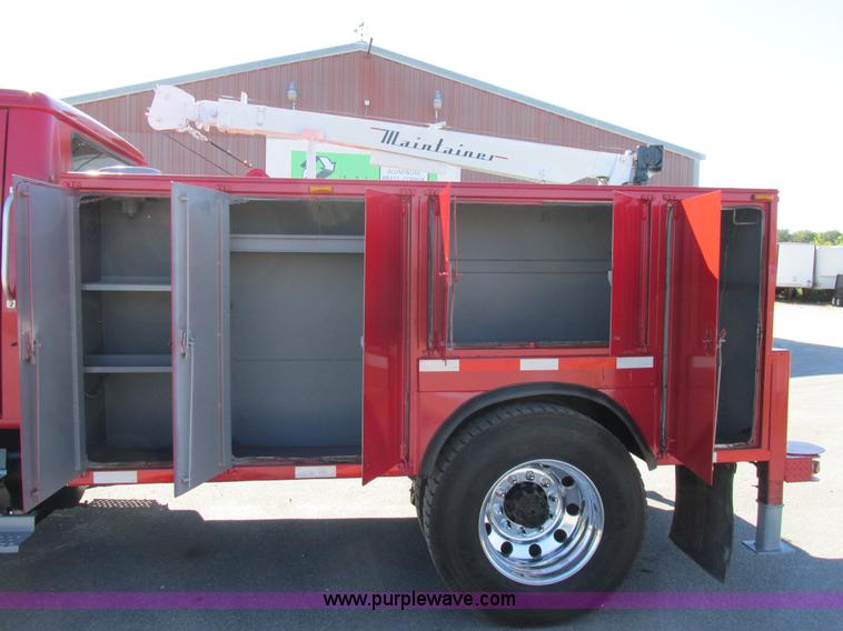 image for item AW9890 2001 International 4900 service truck with crane