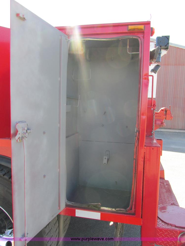 image for item AW9890 2001 International 4900 service truck with crane