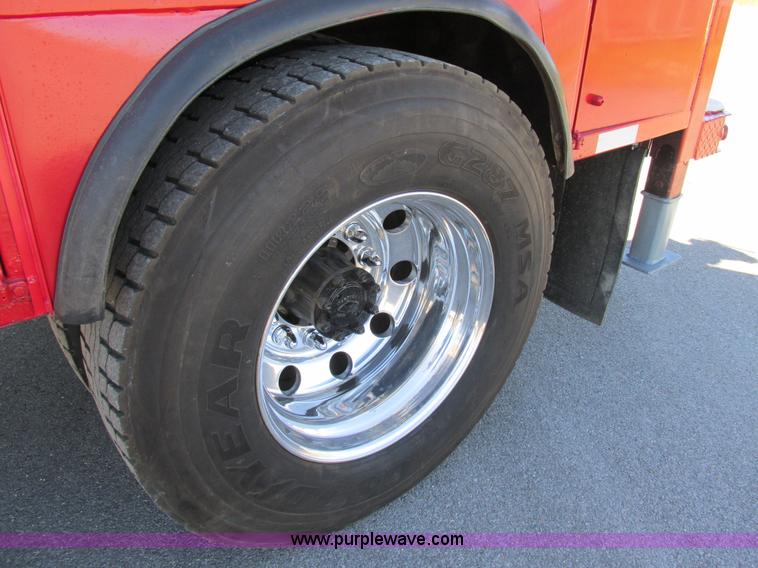 image for item AW9890 2001 International 4900 service truck with crane