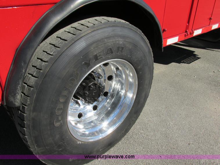 image for item AW9890 2001 International 4900 service truck with crane