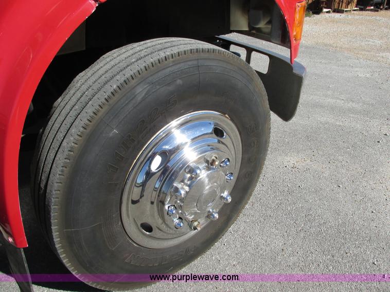 image for item AW9890 2001 International 4900 service truck with crane