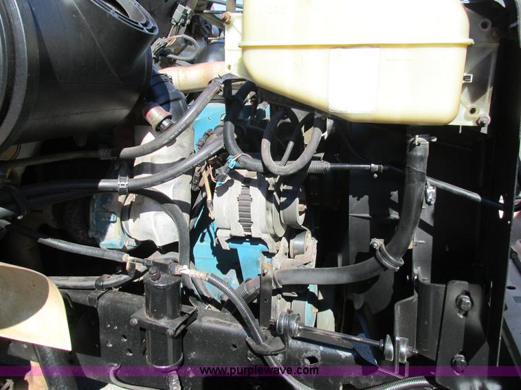 image for item AW9890 2001 International 4900 service truck with crane