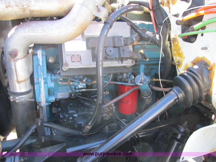 image for item AW9890 2001 International 4900 service truck with crane