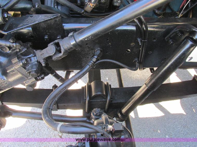 image for item AW9890 2001 International 4900 service truck with crane