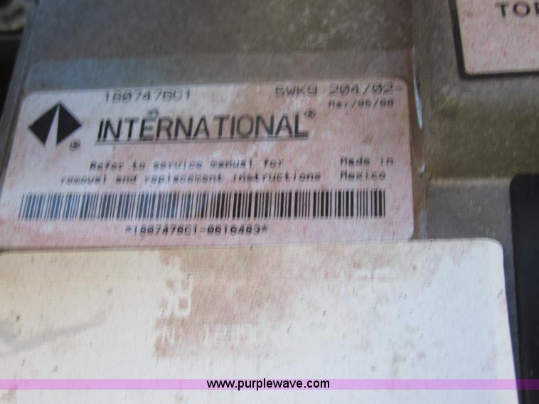 image for item AW9890 2001 International 4900 service truck with crane