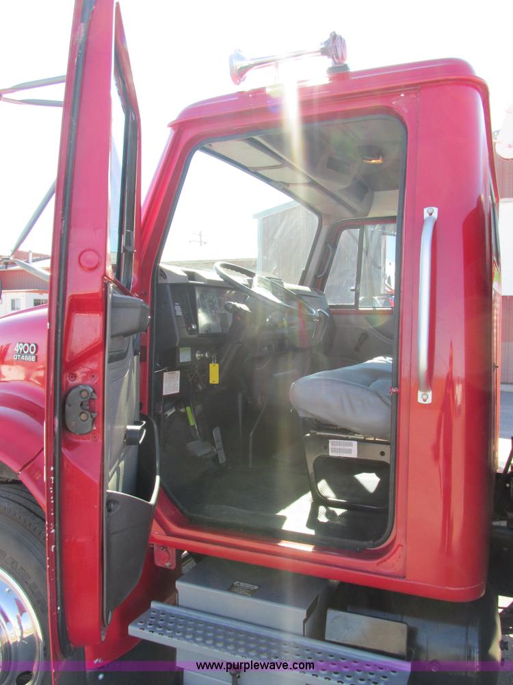 image for item AW9890 2001 International 4900 service truck with crane