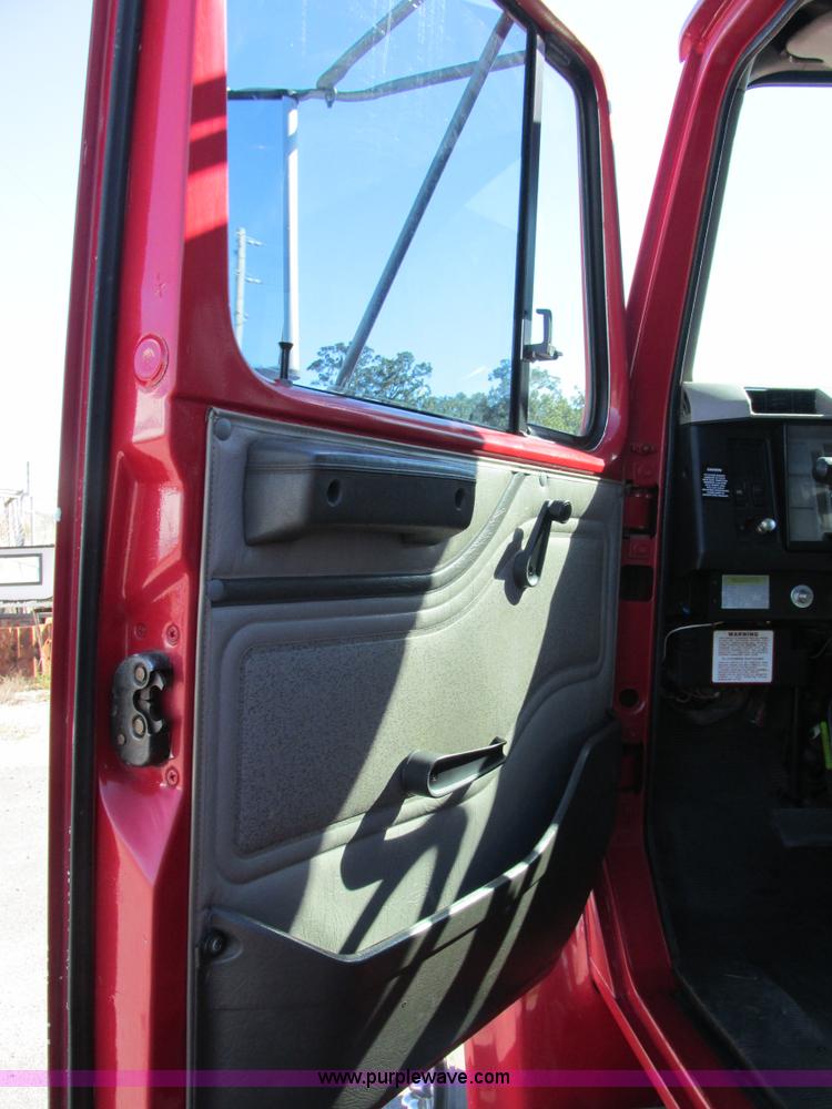 image for item AW9890 2001 International 4900 service truck with crane