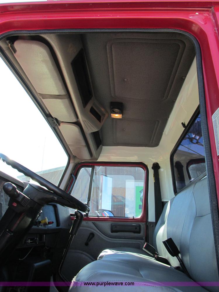 image for item AW9890 2001 International 4900 service truck with crane