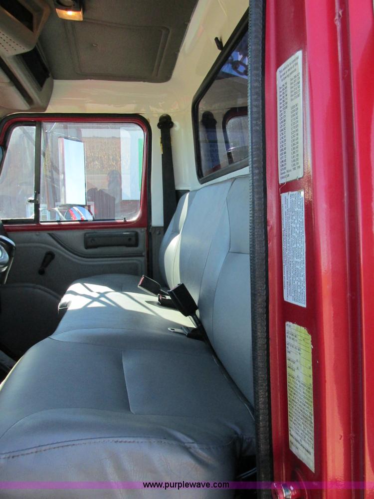 image for item AW9890 2001 International 4900 service truck with crane