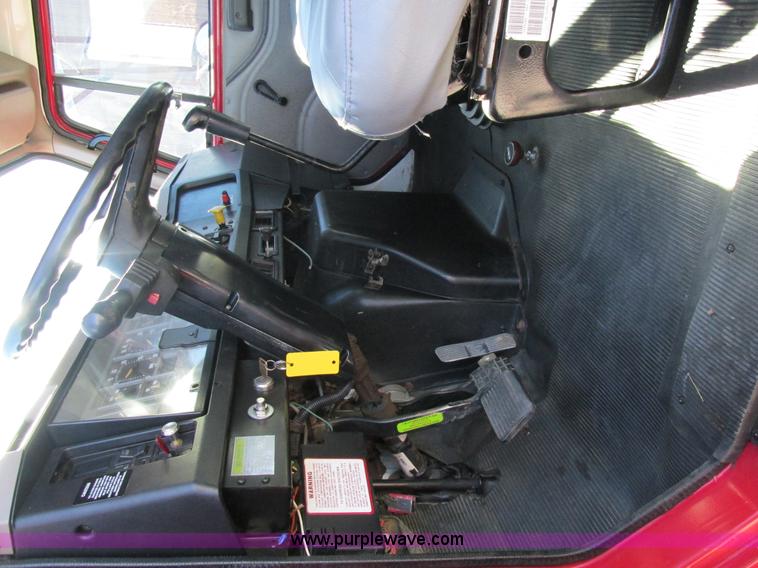 image for item AW9890 2001 International 4900 service truck with crane