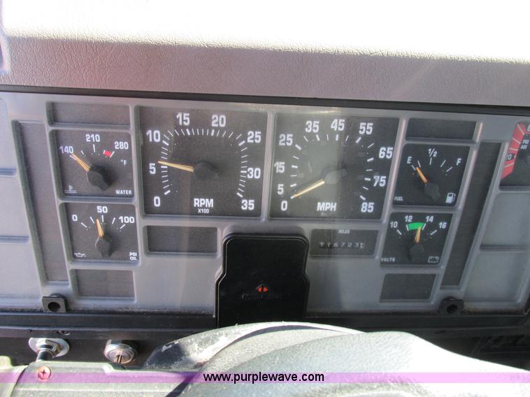 image for item AW9890 2001 International 4900 service truck with crane