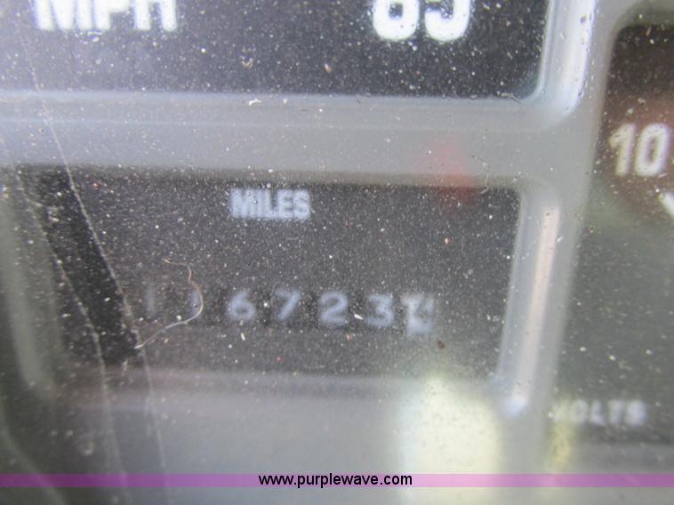 image for item AW9890 2001 International 4900 service truck with crane