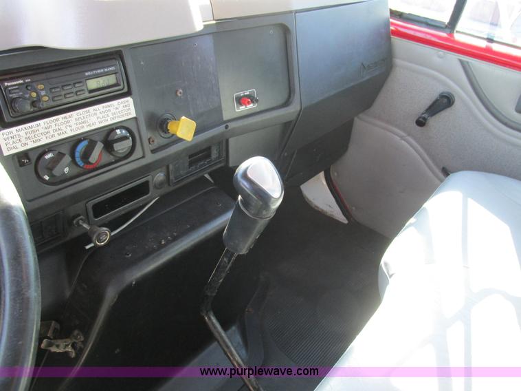 image for item AW9890 2001 International 4900 service truck with crane