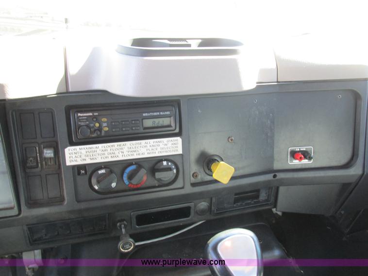 image for item AW9890 2001 International 4900 service truck with crane