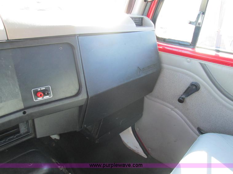 image for item AW9890 2001 International 4900 service truck with crane