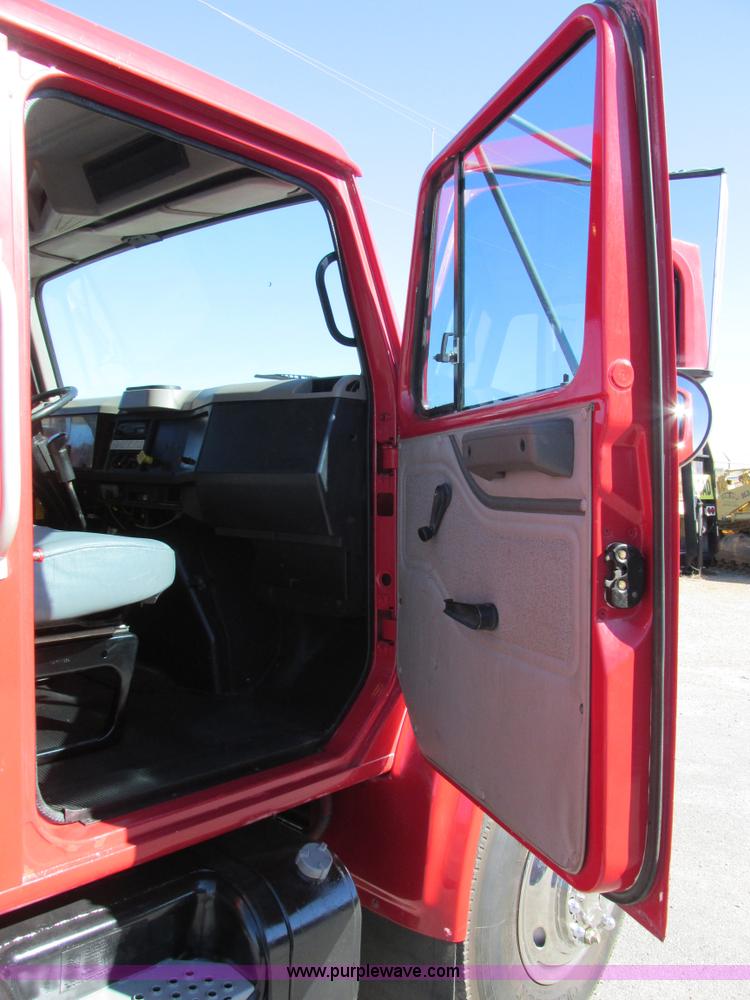 image for item AW9890 2001 International 4900 service truck with crane