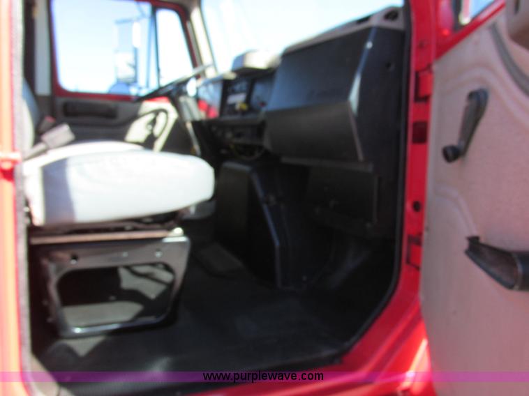 image for item AW9890 2001 International 4900 service truck with crane