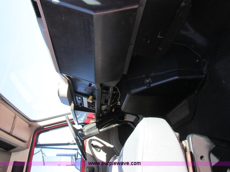 image for item AW9890 2001 International 4900 service truck with crane