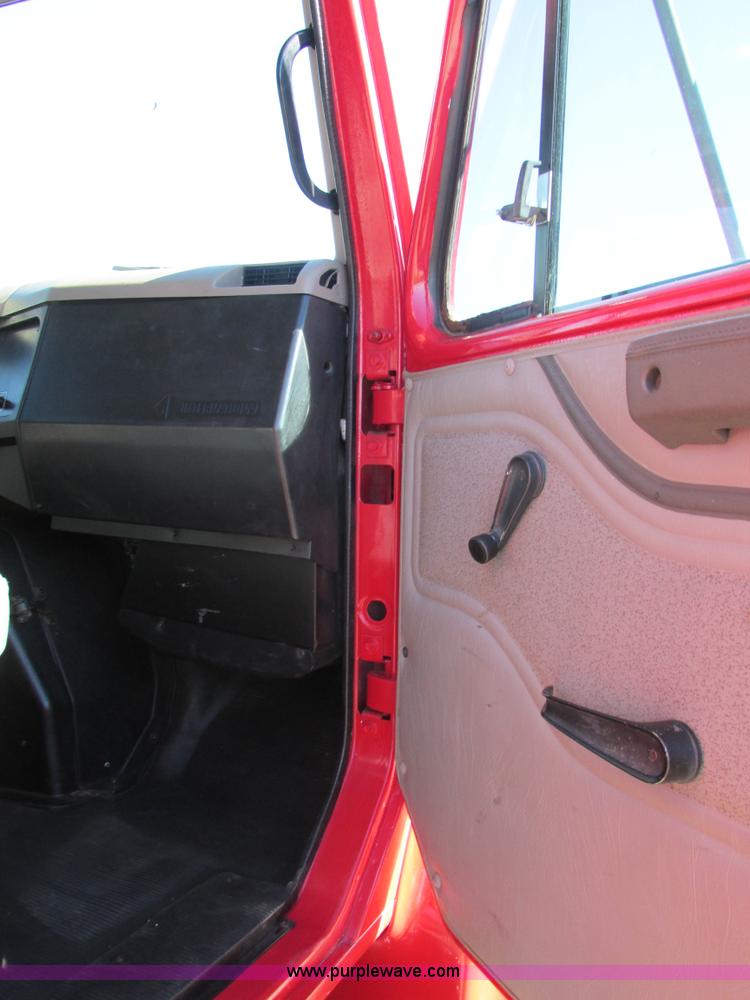 image for item AW9890 2001 International 4900 service truck with crane