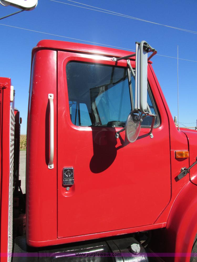 image for item AW9890 2001 International 4900 service truck with crane