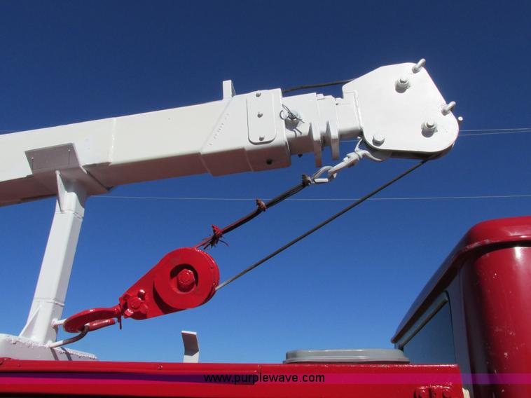 image for item AW9890 2001 International 4900 service truck with crane