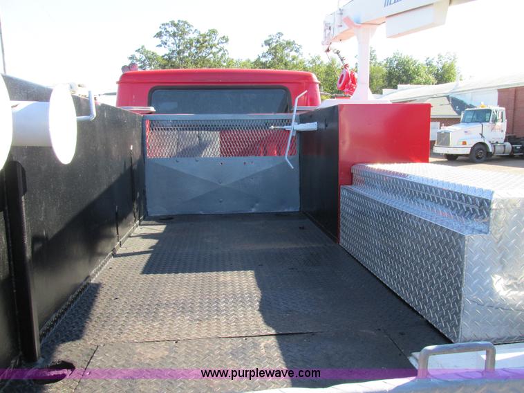 image for item AW9890 2001 International 4900 service truck with crane