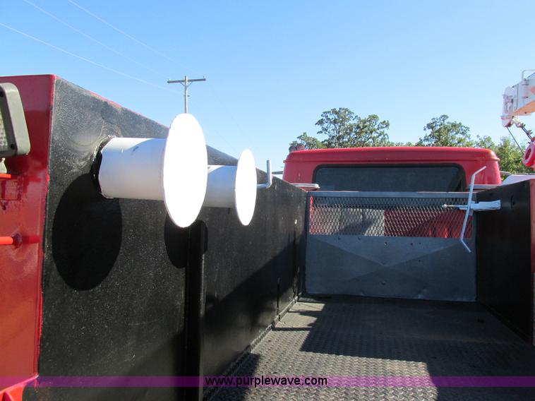 image for item AW9890 2001 International 4900 service truck with crane