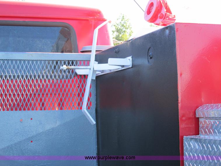 image for item AW9890 2001 International 4900 service truck with crane