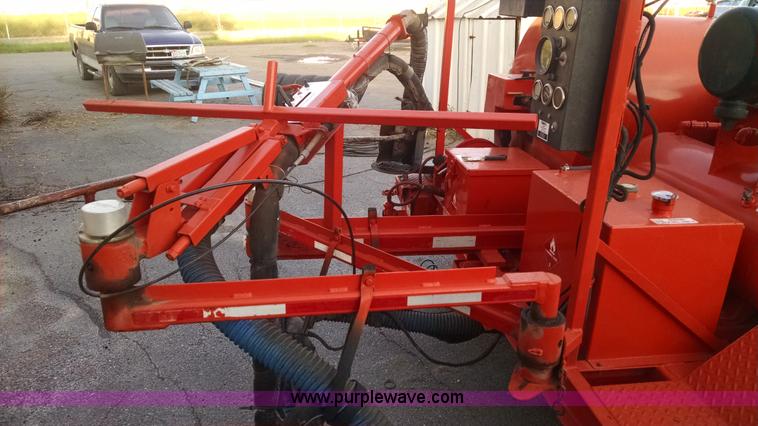 image for item AY9486 2008 Crafco Magnum spray injection patcher