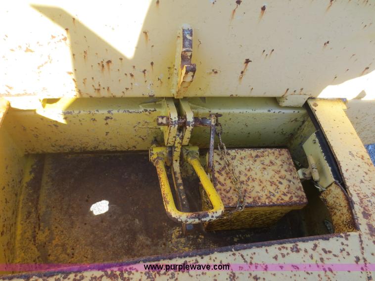 image for item D2178 1981 Eager Beaver 10TXT tilt deck trailer