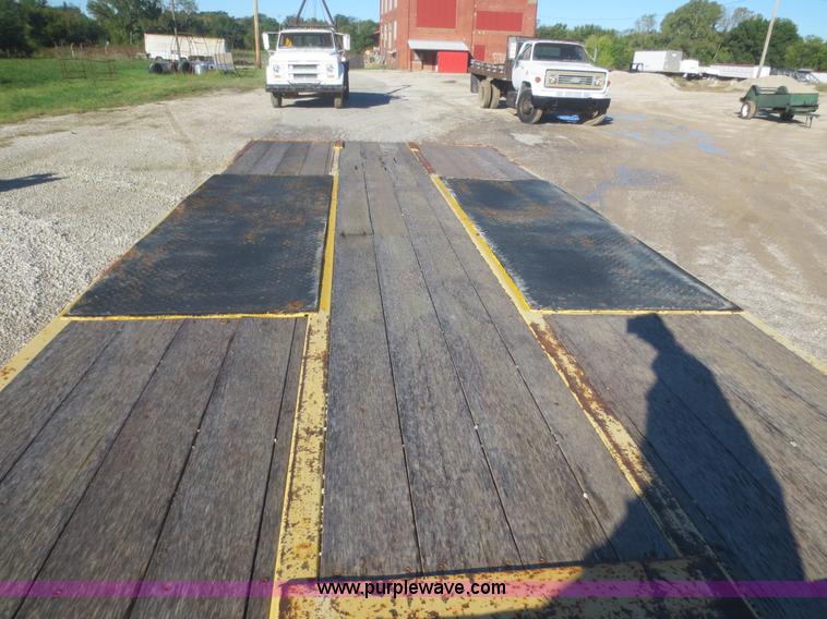 image for item D2178 1981 Eager Beaver 10TXT tilt deck trailer