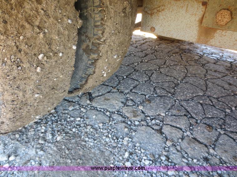 image for item D2178 1981 Eager Beaver 10TXT tilt deck trailer