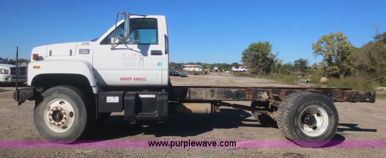 image for item D2186 2000 GMC C7500 cab and chassis