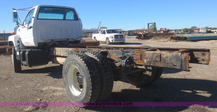 image for item D2186 2000 GMC C7500 cab and chassis