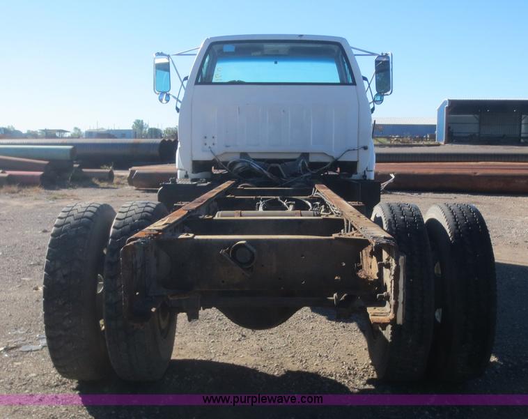 image for item D2186 2000 GMC C7500 cab and chassis