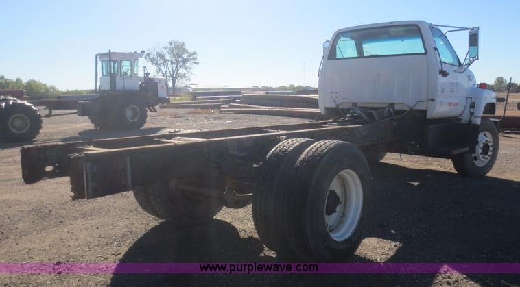 image for item D2186 2000 GMC C7500 cab and chassis