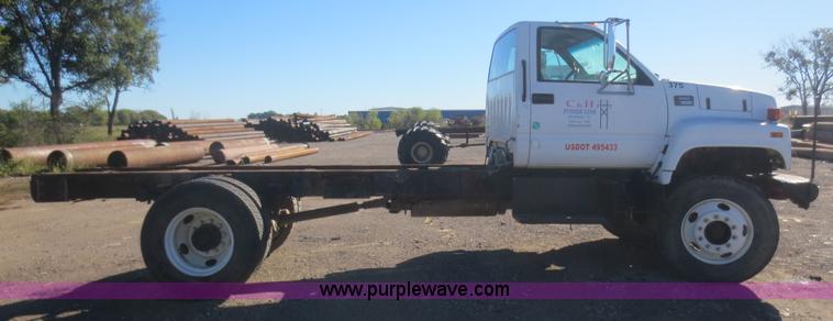 image for item D2186 2000 GMC C7500 cab and chassis