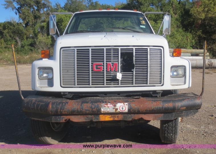 image for item D2186 2000 GMC C7500 cab and chassis